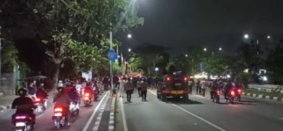 Oknum Suporter di Surabaya Bentrok dengan Polisi, Penuh Hujan Batu dan Petasan