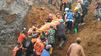 Usai Evakuasi 1 Korban Longsor Pronojiwo Lumajang, Pencarian Dilanjut Besok