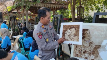Polisi di Kediri Ajak Siswa Melukis dengan Ampas Kopi