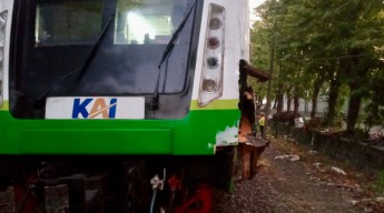 Commuterline Sindro Ditabrak Truk di Sidoarjo, 5 Perjalanan KA Terhambat