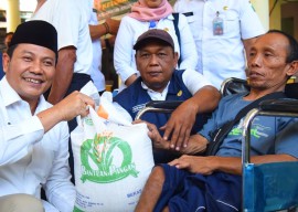 Monitoring Penyaluran Bantuan Beras, Plt Bupati Sidoarjo Minta Kades-Camat Teliti