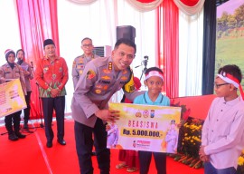 10 Anak Petani di Sidoarjo Dapat Beasiswa Rp5 Juta