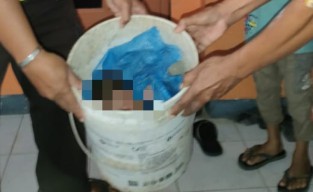 Geger Tangis Bayi dalam Ember Bekas Cat di Depan Rumah Warga Jember