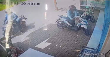 Terekam CCTV, Pencuri Motor Beraksi di Toko Pesantren Darul Hikmah Bangkalan