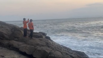 5 Pelajar Jember Tergulung Ombak Pantai Payangan Ambulu, 1 Orang  Hilang