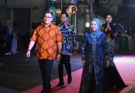 Manager GA PT Smelting Kenakan Motif Nogo Giri di Batik Fashion Street Gresik