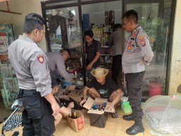 Polres Sumenep Razia Warung, Amankan Puluhan Botol Miras Beragam Merek