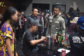 Satpol PP dan BNN Razia Hiburan Malam di Surabaya, 2 Orang Positif Narkoba