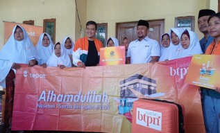 Tangis Haru 8 Ibu Rumah Tangga di Lamongan, Pinjam Bank Berbuah Hadiah Umroh