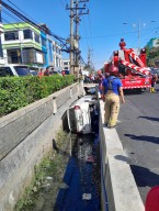 Sigra Putih Masuk Selokan di Rungkut Surabaya, Kok Bisa?