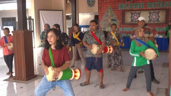 Melihat ODGJ di Tulungagung Latihan Menari