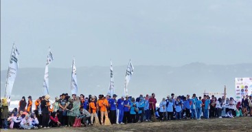 Ratusan Warga Pacitan Bersih-bersih Pantai Pancer Dor
