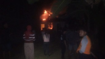 Bakar Baju Bekas, Rumah Warga di Tulungagung Ludes Terbakar