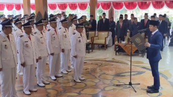 Bupati Trenggalek Serahkan Surat Perpanjangan Jabatan Kades, Ini Pesannya