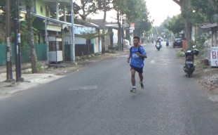 Pelajar SMA di Jember Lari 5 Km Tiap Hari Menuju Titik Penjemputan Mobil Sekolah