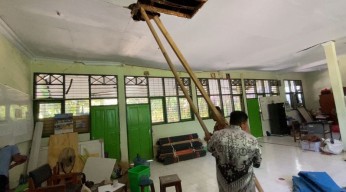 Atap Bangunan SMPN di Trenggalek Rusak, Guru Mengungsi ke Aula