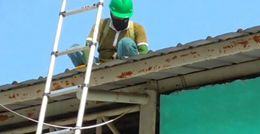 Gegara Kebakaran Pabrik Avian Sidoarjo, Atap Gedung SMPN 1 Rusak