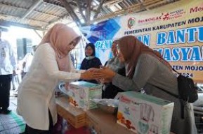 Bupati Mojokerto Salurkan Bantuan Modal Usaha untuk Warga Mojoanyar dan Bangsal