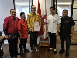 Kaesang Serahkan Rekom PSI ke Bayu Airlangga Maju Pilwali Surabaya 2024
