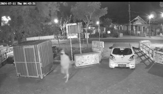Aksi Pria Bermobil di Ponorogo Curi Cup Sealer Terekam CCTV