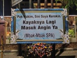 Karangan Bunga Hiasi Depan PN Surabaya Sindir Vonis Bebas Anak Eks DPR RI