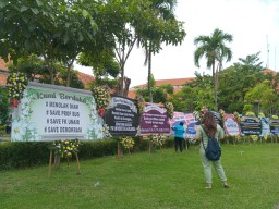 Karangan Bunga Bertajuk Matinya Kebebasan Berpendapat Bertebaran di Unair
