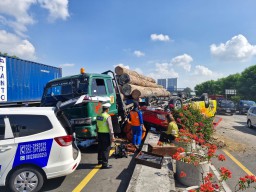 Kecelakaan Elf asal Bojonegoro Vs Truk Kayu di Tol Kebomas Gresik, 2 Orang Tewas