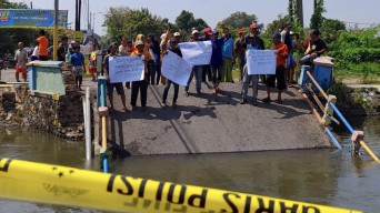 Warga Desa Kedungpeluk Sidoarjo Minta Jembatan Bailey Segera Dipasang