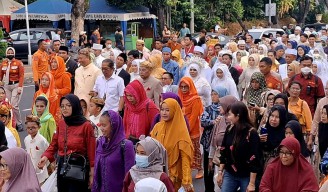 Foto: 330 Pengantin Nikah Massal Diarak di Surabaya