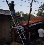 Truk di Bangkalan Sruduk Warung, usai Tabrak Motor