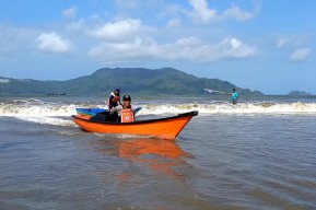 23 Nelayan Ikut Lomba Balap Perahu Kunting di Pantai Cengkrong Trenggalek