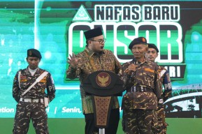 Mas Dhito Beri Bantuan Anggota Banser Tertua di Pelantikan GP Ansor