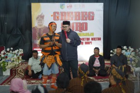 Mas Dhito Beri Hadiah Petani Milenial Kediri di Acara Sedekah Bumi
