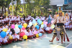 MPLS di Surabaya, Guru hingga Kepala Sekolah SD Pakai Kostum Unik Sambut Siswa