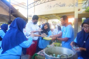 MPLS SLB di Sidoarjo, Ajarkan Materi Vokasi Membuat Kue Basah