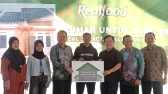 Fadly Alberto Striker Timnas U-16 asal Bojonegoro Terima Hadiah Rumah