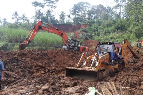 Pencarian Korban Tanah Longsor di Blitar Diperpanjang