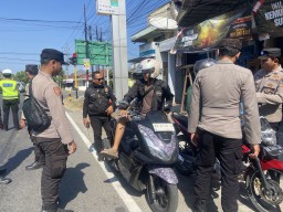 Polisi Amankan Perbatasan Ponorogo saat Suran Agung Perguruan Silat PSHWTM