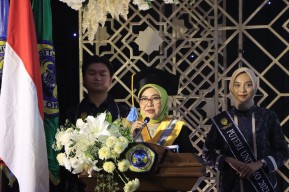 Gubes ke-6 FEB Unitomo Surabaya Sampaikan Orasi Soal Digitalisasi Pasar Modal