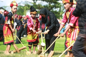 Serunya Ratusan Anak-anak Banyuwangi Bermain Permainan Tradisional