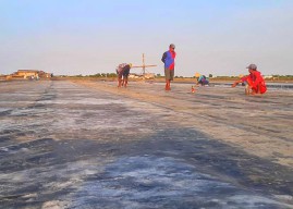 Puncak Musim Kemarau, Petani Garam Sedati Sidoarjo Mulai Produksi