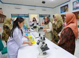 PIKA PI Group dan PG Beri Bantuan Pendidikan 7 SD di Gresik
