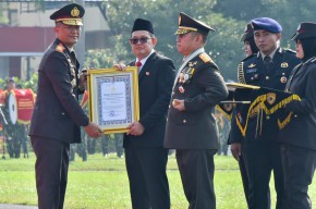 Saat Pj Gubernur Jatim Adhy Karyono Terima Penghargaan dari Polri