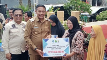 Pj Wali Kota Malang, Wahyu Hidayat Serahkan Bantuan RTLH di Lowokwaru