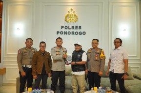 Komunitas Otomotif Beri Penghargaan Kapolres Ponorogo, Ini Alasannya