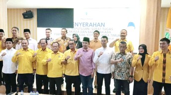DPD Golkar Jatim Beri SK Ra Mamak-Haji Ab Maju Pilkada Sampang