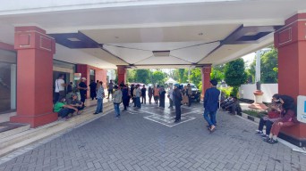 Relawan AH Thony Bikin Aksi di Depan Kantor DPRD Surabaya, Gak Bahaya Ta?