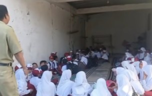 Siswa Belajar di Rumah Warga Pamekasan Gegara Sengketa Lahan Sekolah