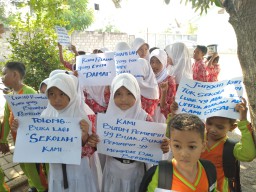 SDN Widoro Probolinggo Rencana Dimerger, Wali Murid Geruduk Sekolah Tolak Pindah