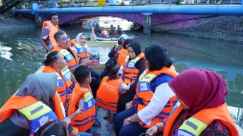 Keseruan Terminal Petikemas Surabaya Ajak Balita di Krembangan Wisata Perahu
